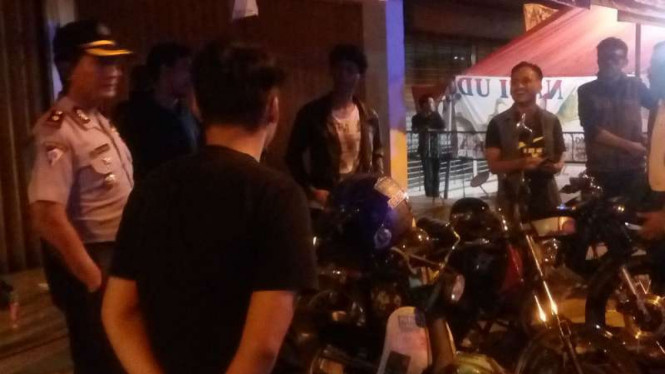 Polres Depok, Jawa Barat, membubarkan komunitas motor di Jalan Margonda