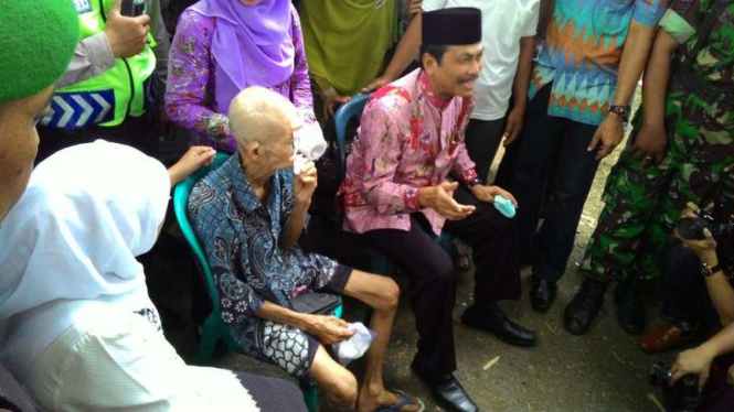  Kakek Karep saat disambangi Mensos khofifah Indar Parawansa di gubuknya di Mojokuwu, Kedamean, Gresi, Sabtu (25/6/2016)