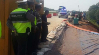 Pekerja sedang perbaiki jalur ambles di Tol Cipali