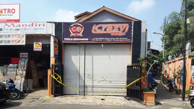 Toko The Jakmania tutup setelah diserang orang tak dikenal.
