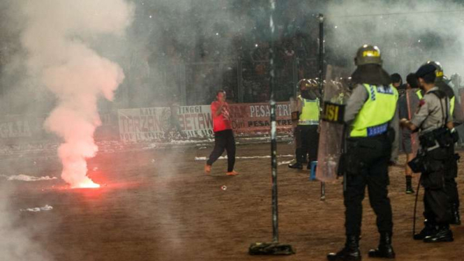 Kericuhan fans Persija, The Jakmania, dengan polisi di Senayan, 24 Juni 2016.