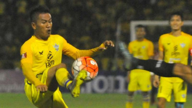 Pemain Gresik United dalam laga Torabika Soccer Championship