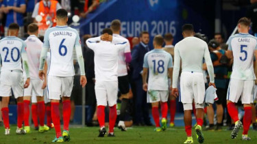 Para pemain timnas Inggris tertunduk lesu usai kalah