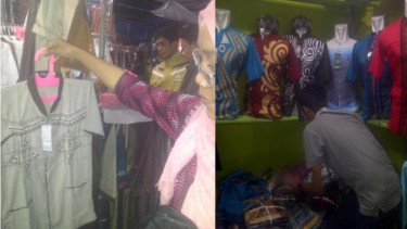 Salah satu jemaah Masjid Al Markaz, Makassar, sedang mengunjungi pasar malam Ramadan. 
