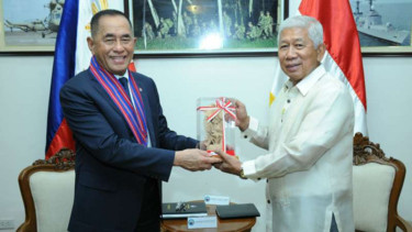 Menteri Pertahanan Ryamizard Ryacudu dengan Menteri Pertahanan Philipina Gazmin T. Voltaire usai melakukan kesepakatan bilateral, Selasa (21/6/2016)