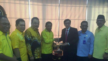 Sekjen Golkar Idrus Marham menyerahkan daftar kepengurusan ke Menkumham.