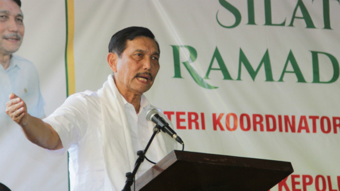 Menteri Koordinator Politik, Hukum, dan Keamanan Luhut Binsar Panjaitan memberikan pengarahan kepada para santri saat berkunjung ke pondok pesantren Asy Syafiiyah, Kedungwungu, Indramayu, Jawa Barat, Jumat (24/6/2016). 