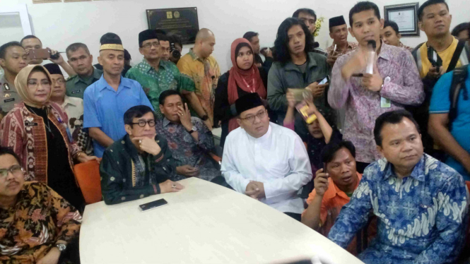 Menkumham Yasonna Laoly (depan, tiga dari kiri).