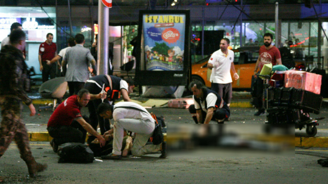 Petugas paramedis menolong korban ledakan di bandara Ataturk, Istanbul, Turki, Rabu, 29 Juni 2016.