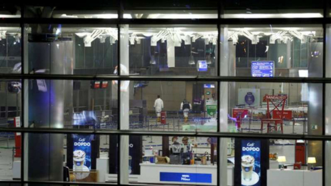 Petugas sedang memeriksa kondisi di dalam bandara Attaturk, Turki.