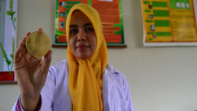 Peneliti menunjukkan sabun herbal ramah lingkungan