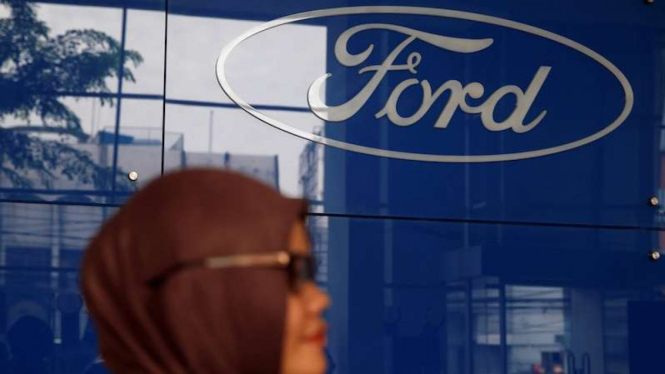 Logo pabrikan mobil Ford.