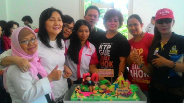 Pendukung Ahok memberi kue ulang tahun untuk Ahok, Rabu, 29 Juni 2016.