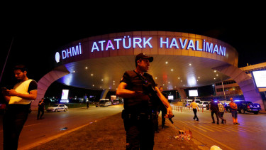 Seorang petugas mengawasi bandara Ataturk, Turki, tak lama setelah terjadi serangan bom bunuh diri, Selasa, 27 Juni 2016.