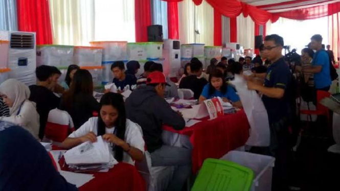 Rekapitulasi KTP di Markas Teman Ahok.