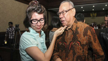 Terdakwa kasus suap panitera, Doddy Aryanto Supeno (kanan). 
