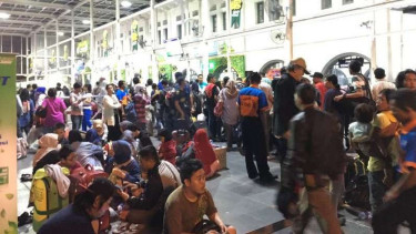 Pemudik di Stasiun Pasar Senen, Jakarta Pusat.
