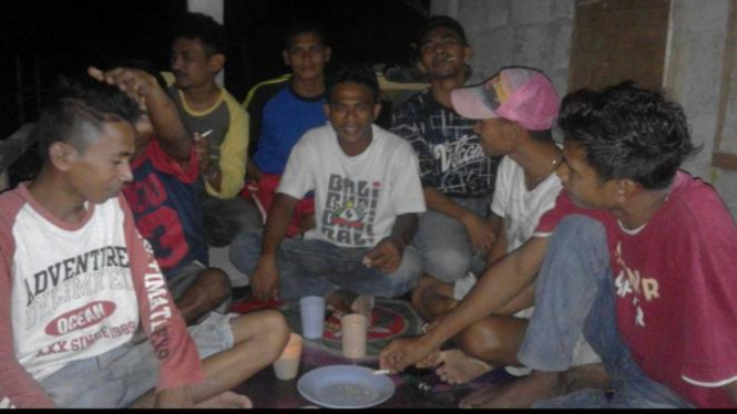 Alumni SMAN 2 Leihitu angkatan 2008 sedang bernostalgia dan membicarakan agenda Lebaran nanti.