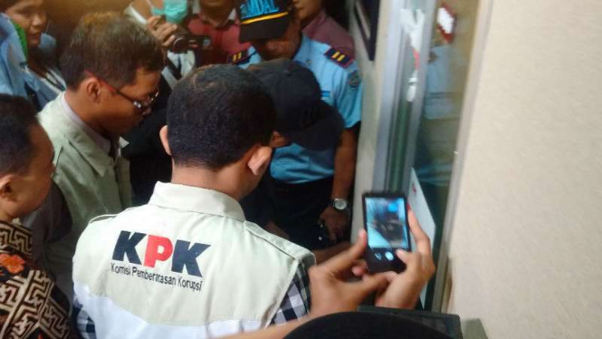 Penyidik KPK sedang melakukan penggeledahan