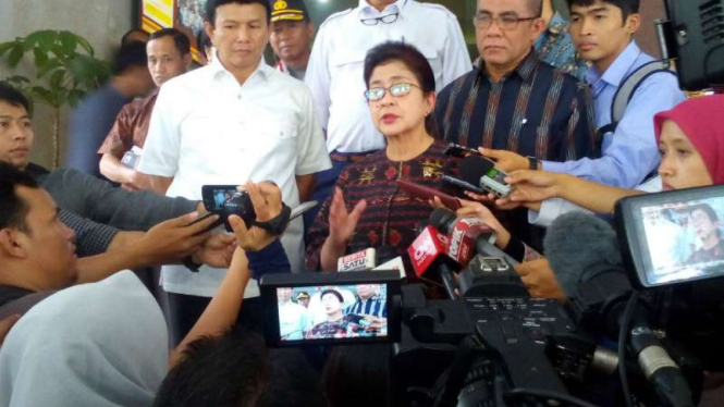 Menteri Kesehatan Nila Moeloek. 