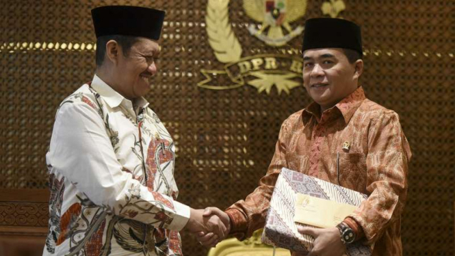 Ketua DPR Ade Komarudin dan Ketua Komisi Yudisial (KY) Aidul Fitriciada seusai melakukan pertemuan di Kompleks Parlemen, Senayan, Jakarta, Kamis (30/6/2016).