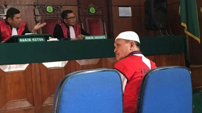 Tokoh Kalijodo, Abdul Azis atau Daeng Azis divonis 10 bulan penjara.