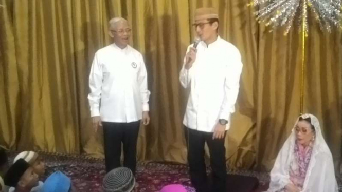 Sandiaga Uno (peci) saat buka bersama di rumahnya.