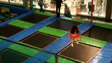 Wahana trampolin di Pondok Indah Mal