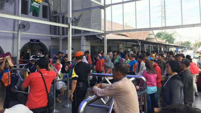 Para pemudik memadati Stasiun Pasar Senen, Jakarta Pusat, Sabtu, 2 Juli 2016.