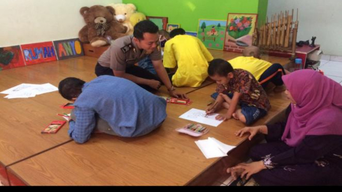 Brigadir Rendi tengah mewarnai gambar bersama anak-anak pejuang kanker.
