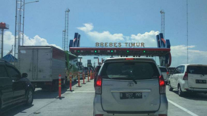Kepadatan kendaraan di gerbang Tol Brebes Timur akibat volume kendaraan pemudik di musim libur Lebaran lalu.