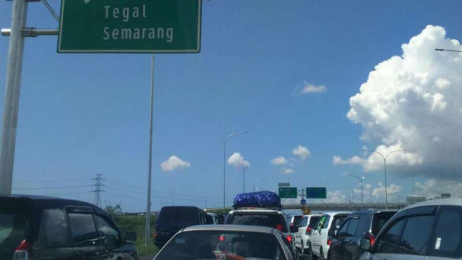 Kepadatan kendaraan di Tol Brebes Timur akibat volume kendaraan pemudik.