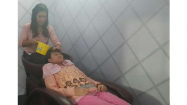 Layanan creambath gratis di pos pantau mudik milik Polres Pelabuhan Tanjung Perak Surabaya, saat memberikan pelayanan, Jumat (1/7/2016)