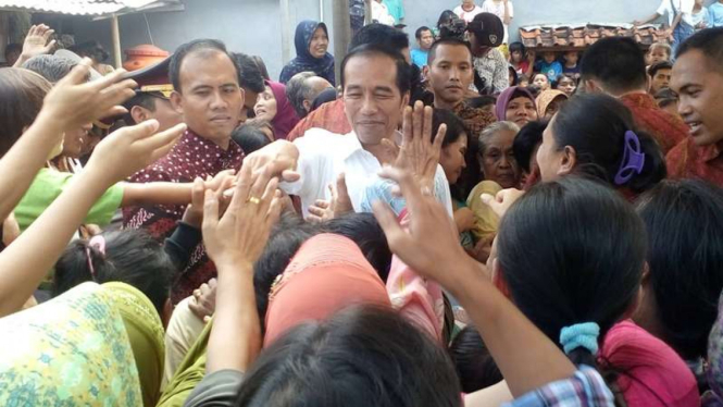 Jokowi saat mendatangi kawasan Kampung Lio Depok.