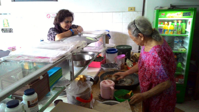 Warung Rujak Cingur Ahmad Jaiz ini sudah berdiri sejak 46 tahun lalu.