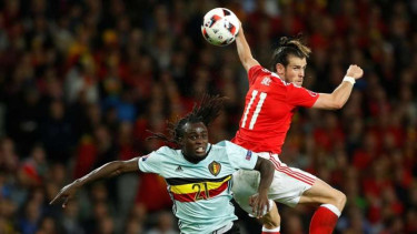 Bek Belgia, Jordan Lukaku (kiri), saat berduel dengan Gareth Bale.