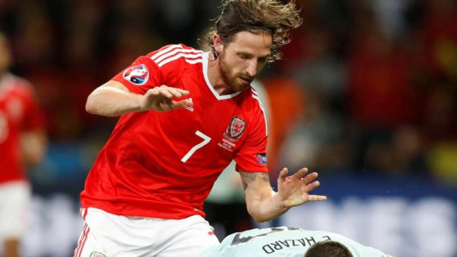 Gelandang Wales, Joe Allen (kiri).