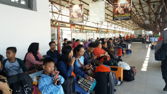 Pemudik penuhi Stasiun Pasar Senen.
