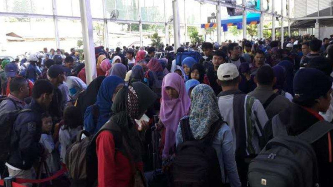 Stasiun Senen, Jakarta, mulai diserbu pemudik.