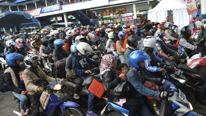 Ratusan pemudik bersepeda motor.