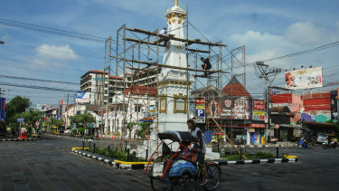 Pekerja menyelesaikan proses pengecatan Tugu Pal Putih atau Tugu Jogja di Yogyakarta, Kamis (30/6/2016). 