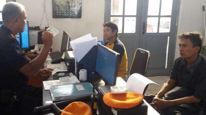 Kepala Keamanan Stasiun Pasar Senen, Santoso (kiri), Kartono (kanan) dan Heri (tengah), di kantor Keamanan Stasiun Pasar Senen, Jakarta, Sabtu, 2 Juli 2016.