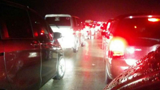Kondisi kemacetan di jalan tol.