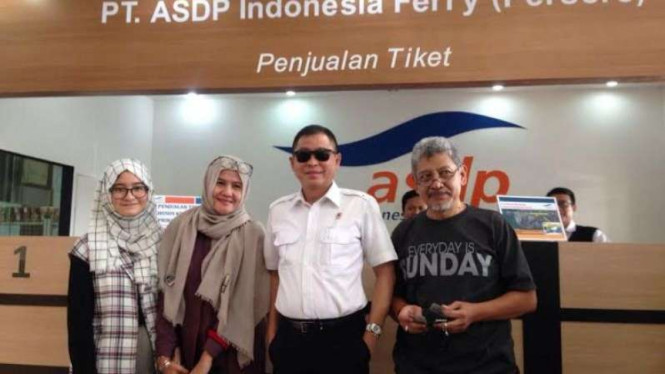 Menteri Jonan melayani permintaan selfie para pemudik, 3/7/2016.