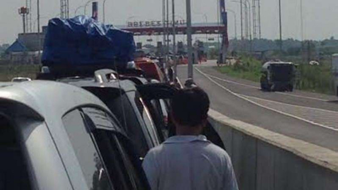 Foto Ilustrasi pemudik menunggu antrean.