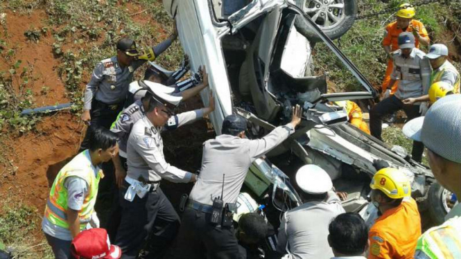 Upaya evakuasi sopir Avanza yang ditabrak bus di km 95 tol Cipali