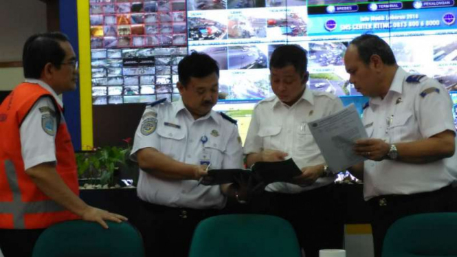 Posko Tingkat Nasional Angkutan Lebaran saat dikunjungi oleh Menteri Perhubungan Ignasius Jonan di Posko Tingkat Nasional Angkutan Lebaran