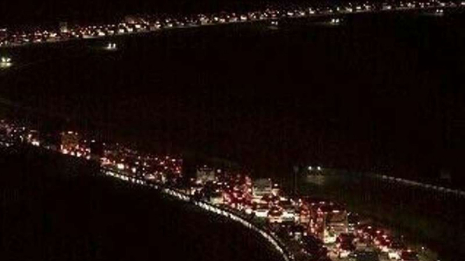 Antrean kendaraan di dekat gerbang tol Brebes Timur saat puncak musim mudik Lebaran 2016.
