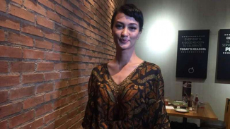 Tiru Tiga Gaya Busana Batik Atiqah Hasiholan