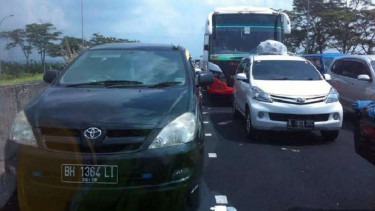 Kondisi macet di tol Pejagan - Brebes, Senin, 4 Juli 2016.